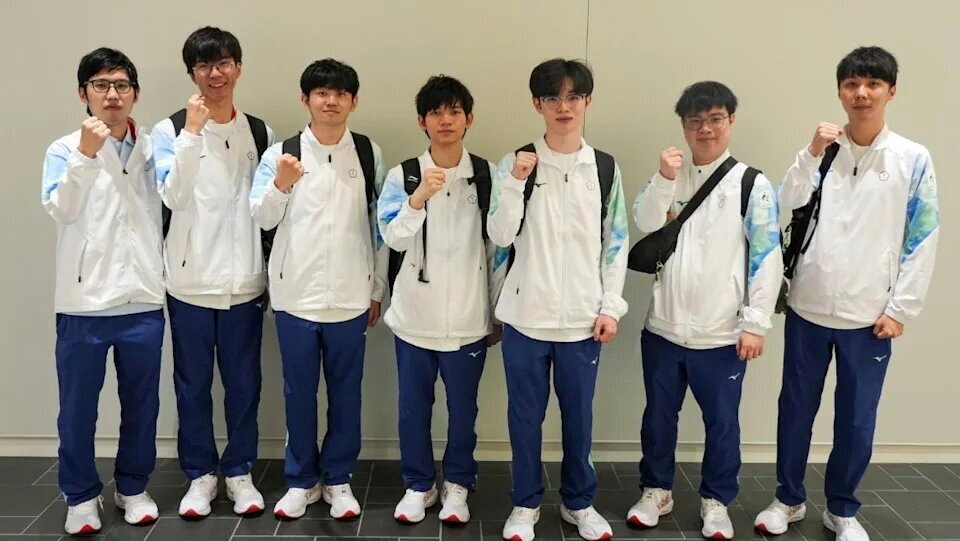 僑光科大劉家豪同學(右二) 與電競項目「英雄聯盟」戰隊合影。圖/代表團提供