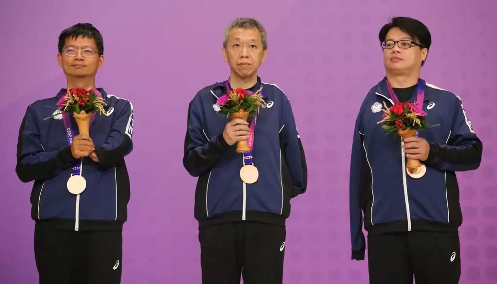 勾善文(左起)、嚴礽麒與石閔元，出戰男子團體賽歷經三輪賽事拿下銅牌。體育署提供