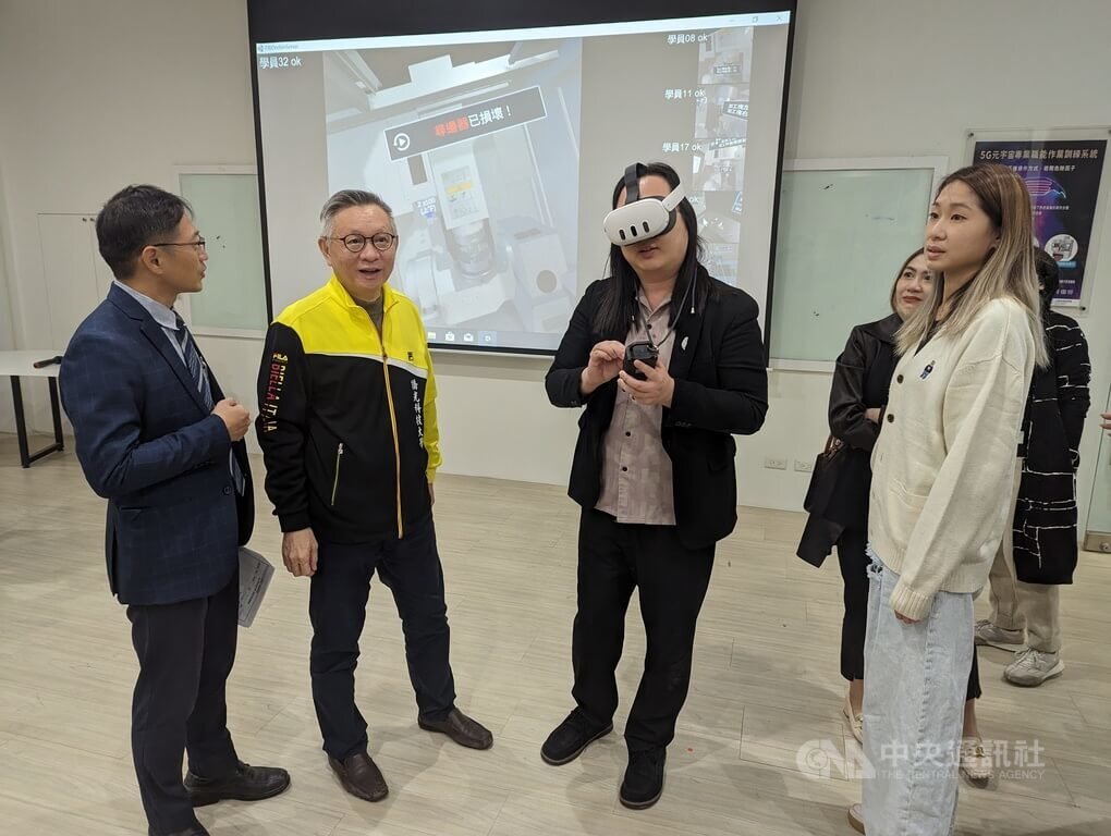 數位部長唐鳳（前右2）22日赴台中僑光科技大學訪視5G元宇宙精密機械模擬訓練情形，現場親自戴上VR裝置，實際體驗學員操作情況。中央社記者蘇木春攝 112年12月22日