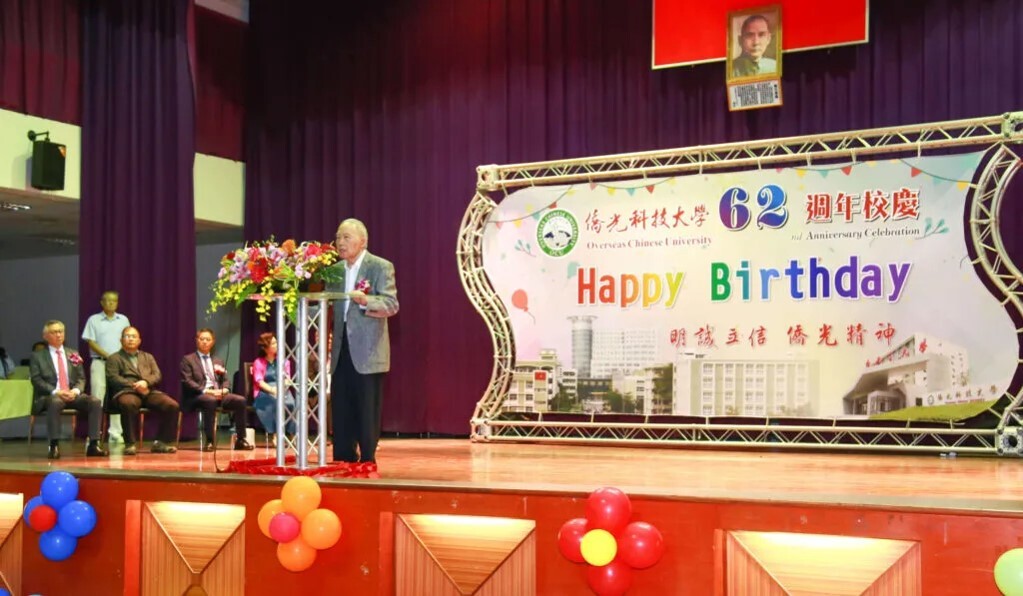陳伯濤董事長以中英雙語致詞,勉勵學生品學兼優,並祝福僑光校運昌隆。(僑光科大提供)