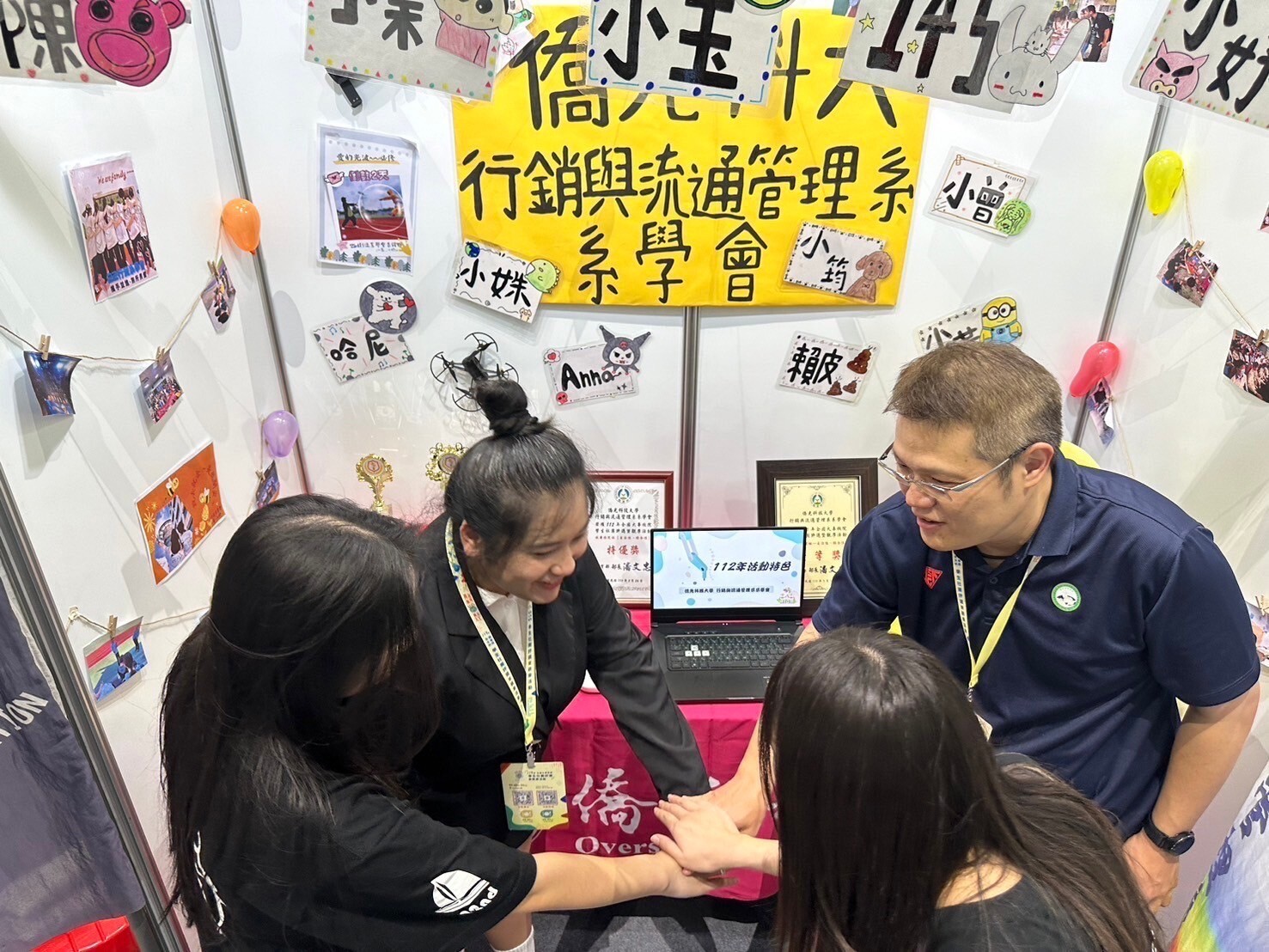 僑光行流系系學會指導老師王仁博帶領同學參與評選活動(圖/僑光行流系提供)。